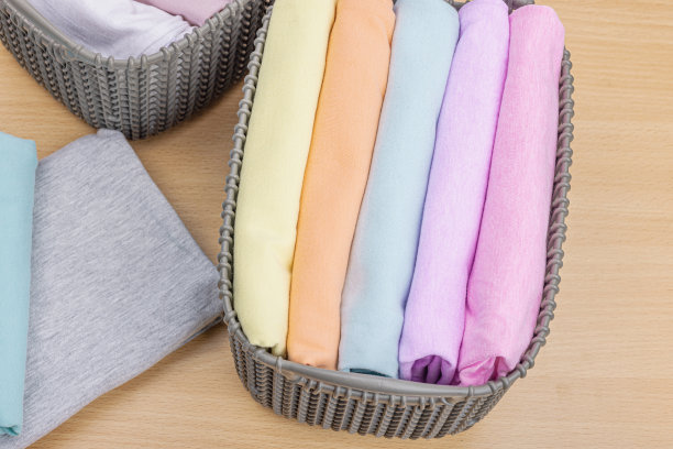 垂直存放衣物的篮子。春季衣柜清洁，环保风格图片下载