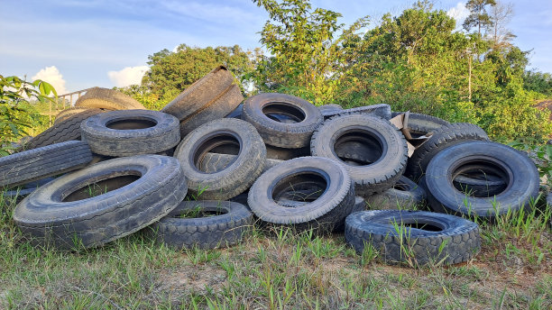 一堆旧汽车轮胎。图片下载