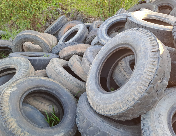 一堆旧汽车轮胎。图片下载