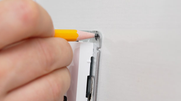 用铅笔标出安装插座的地方图片下载