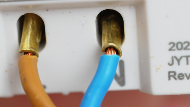 将电线连接到插座上。电工服务。图片下载