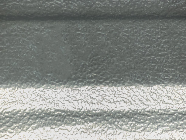 黑色塑料表面散发出时尚和现代美学，为各种应用提供多功能和耐用的材料。其光滑的质地和深色的色调增添了精致的现代感。图片下载