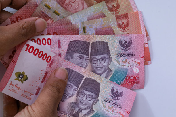 女人的手显示印尼盾印尼货币图片下载