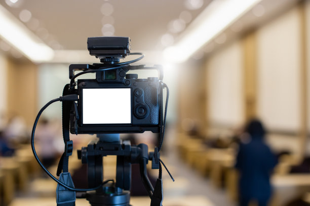 新闻直播演播室的白屏摄像机。数字视频创意制作媒体专业。图片下载