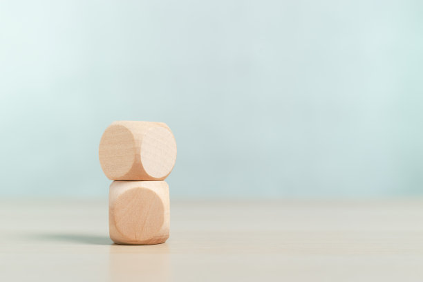 空白木立方体块排序表上用于创建文本或符号。图片下载