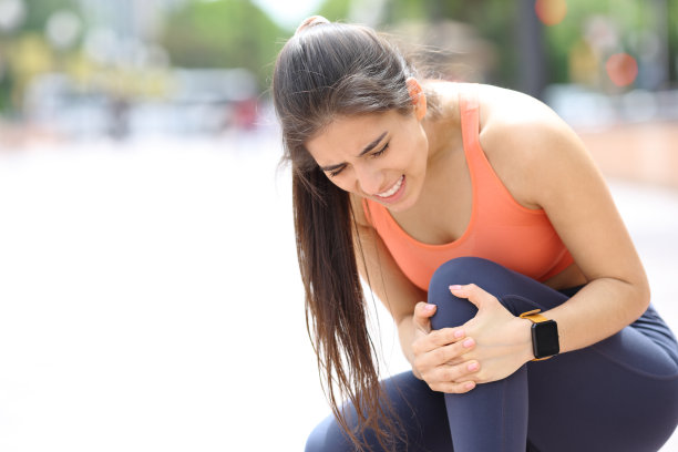 跑步者在事故后膝盖疼痛图片下载