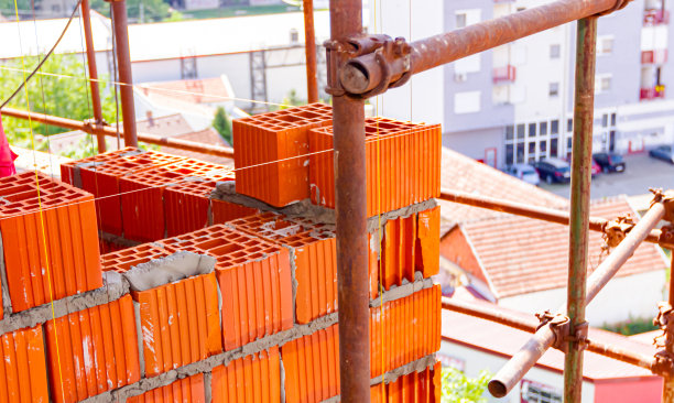 墙角墙由未完工建筑的红砖砌成图片下载