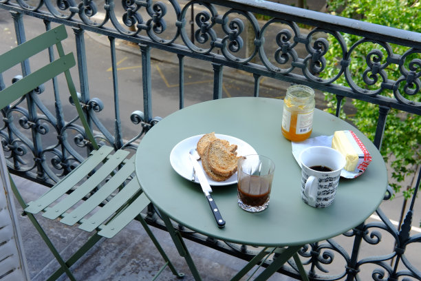 巴黎阳台上的早餐。图片下载
