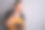 一个穿着厨房围裙的男人。厨师从事烹饪工作。穿着制服和防护服。食品服务方面的工作。专业烹饪。绿色面料围裙，休闲时尚服装。英俊的面包师摆姿势图片下载