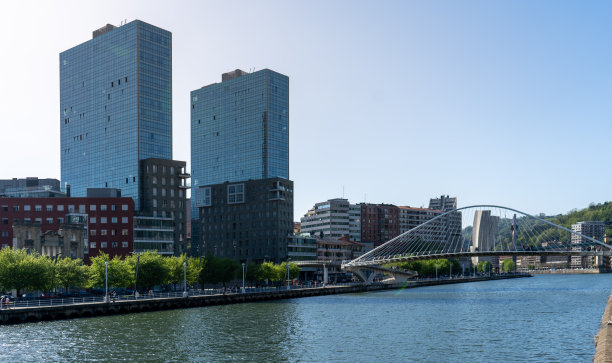 毕尔巴鄂河口附近的古建筑和现代建筑的对比图片下载