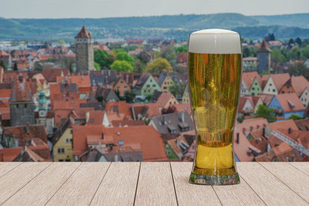 一杯罗腾堡老城背景的淡啤酒。从德国罗腾堡的城墙和塔楼上俯瞰。图片下载