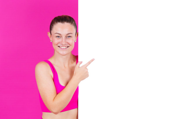 积极的女运动员举着白色的旗帜图片下载