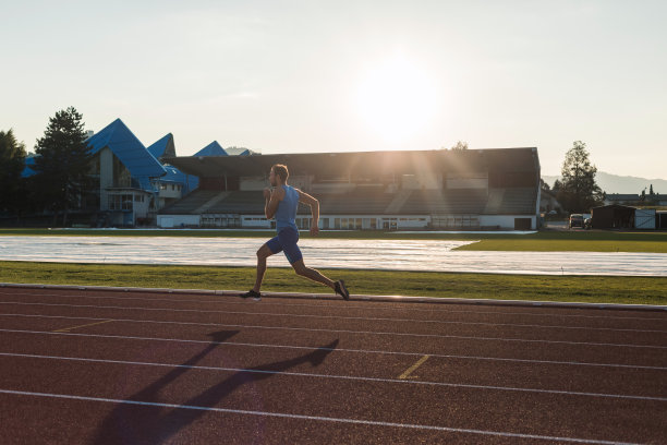 在田径跑道上进行赛跑训练的男运动员图片下载