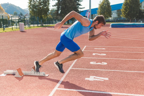 年轻人正在为跑步比赛进行训练图片下载