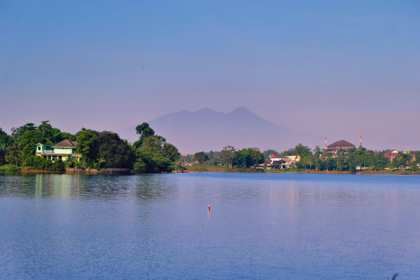 以山的剪影为背景的湖景图片下载