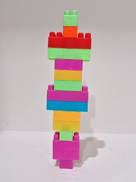 在白色背景中孤立的彩色儿童玩具图片下载