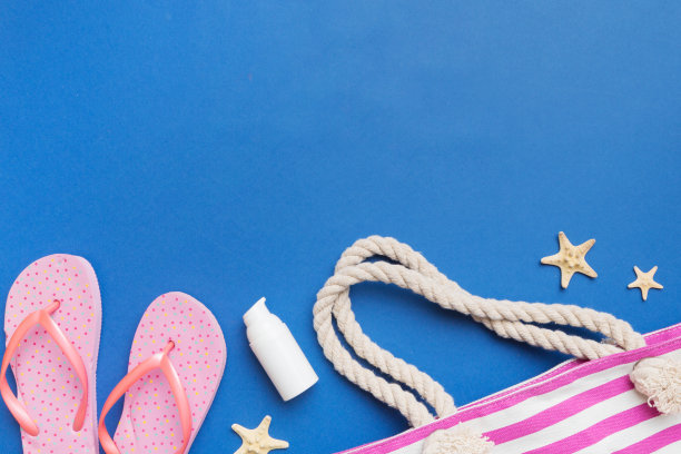 暑假概念平铺。海滩配件和毛巾俯视图。文本空间。旅游的概念图片下载