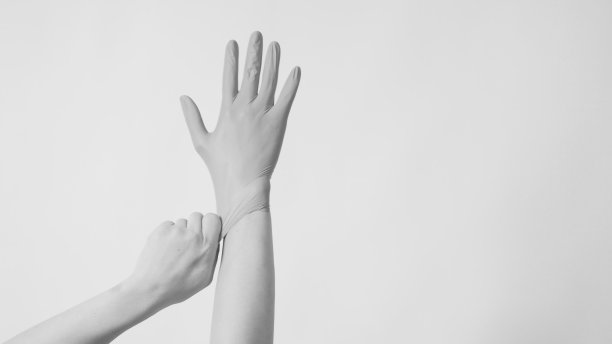 手拉，右手戴白底乳胶手套。黑白照片图片下载