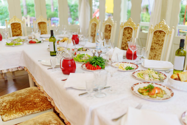 这家咖啡馆供应小吃和饮料。桌子上有各种各样的小吃图片下载