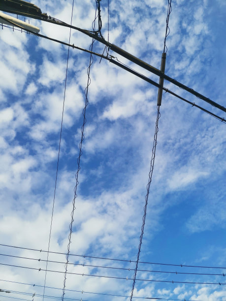 天空中的电线和深蓝色的夏日天空图片下载