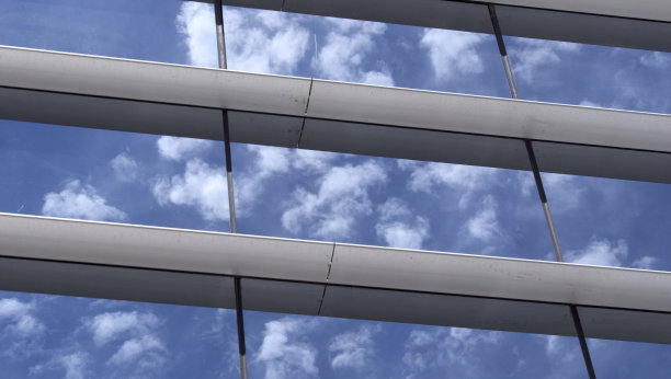 云反射在建筑物的窗户上图片下载