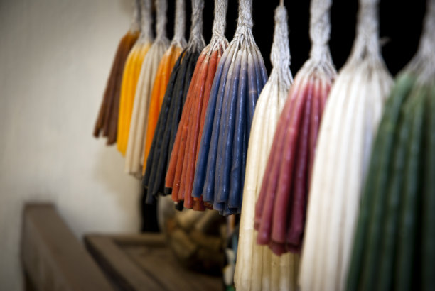 在危地马拉的一所房子里，用于宗教仪式的各种颜色的芳香蜡烛。图片下载