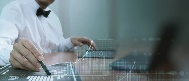 商人分析经济增长的金融投资策略。数据分析技术和银行网络服务为全球企业发展利润稳定的金融汇率。图片下载