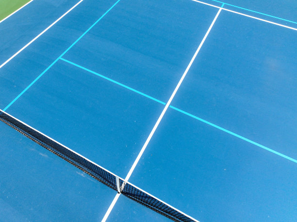 航拍照片的蓝色网球场与白色线和浅蓝色匹克球线图片下载