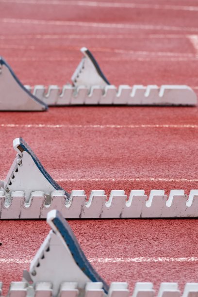 有起跑台的运动项目的格子跑道图片下载