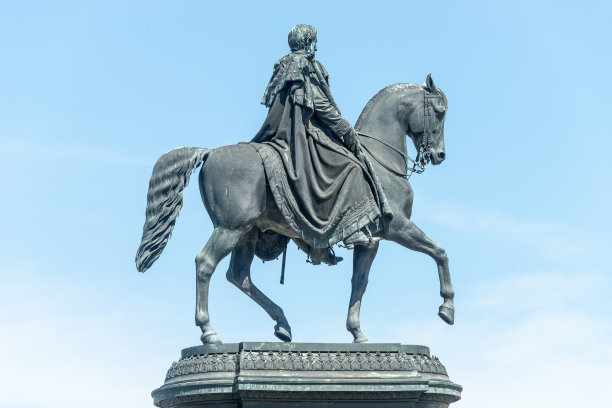 德累斯顿市中心的历史和旅游中心的城市景观和靠近圣三一大教堂和国家歌剧院的约翰国王雕像，德累斯顿，德国，夏日晴朗的日子和蓝天。图片下载