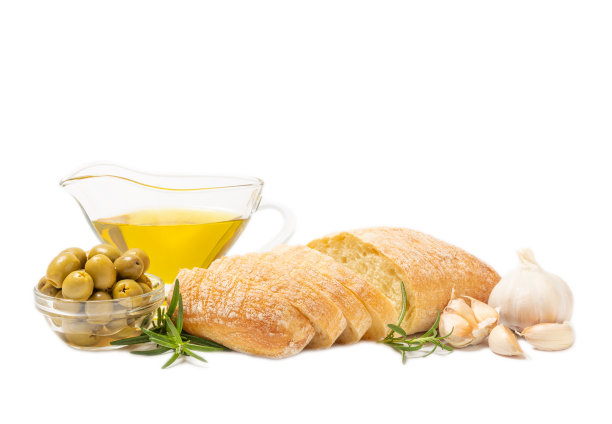 意大利恰巴塔面包，切成片，配以香草、橄榄、大蒜和帕尔马干酪，背景为白色。意大利菜。美味。素食食物。图片下载