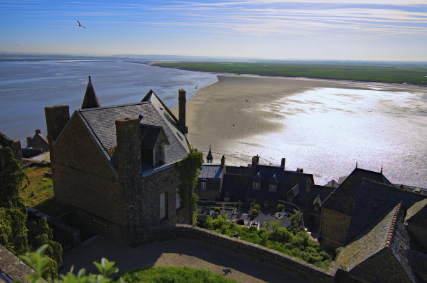 在涨潮时，圣米歇尔山典型的古代石头建筑的广角景观。法国诺曼底著名的旅游胜地和旅游目的地。联合国教科文组织世界遗产图片下载