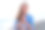 一个平静的女人闭着眼睛，双手祈祷，独自站在海边的沙滩上。心理保健和心理救济图片下载