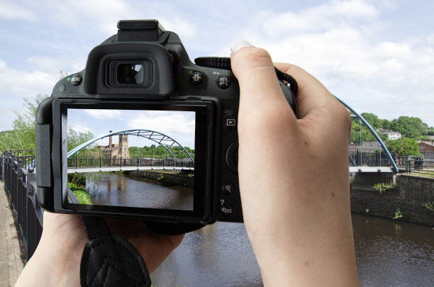 手持相机的女人图片下载