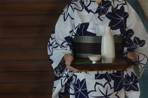 女人在浴衣和清酒套装图片下载