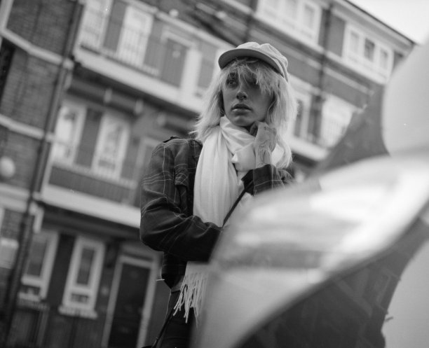 另类模特在伦敦街头的情绪模拟肖像。图片下载
