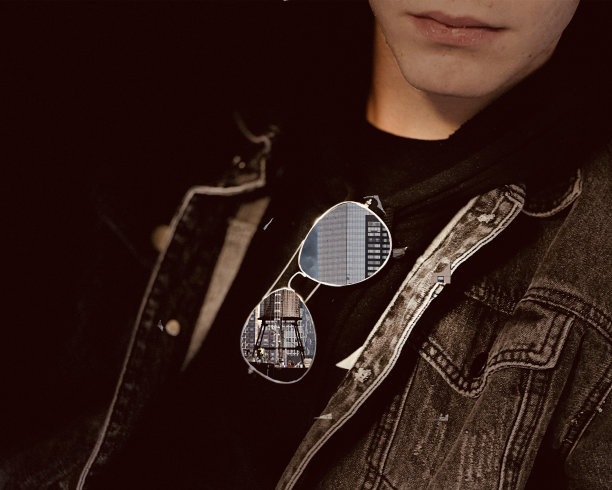 部分青少年男性休闲黑色连帽运动衫牛仔夹克反射曼哈顿景观飞行员太阳镜黑色股票照片图片下载