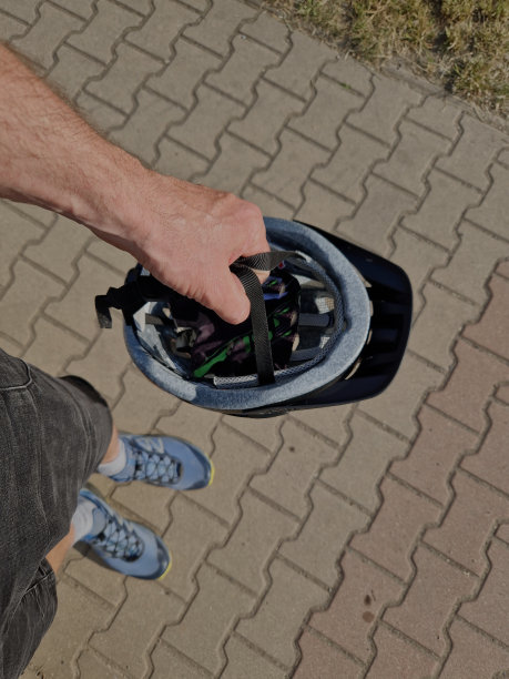 一名男子手里拿着自行车头盔。戴上头部保护装置。造成永久性后果的风险太高了。脑震荡，颅骨骨折。对重要大脑中心的损伤。腿，手，随意图片下载