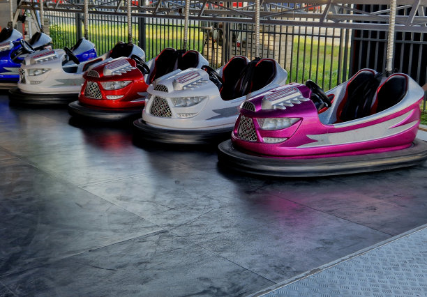 玩具车，由孩子自己或父母控制，在一段时间内移动。这些汽车大多是由电力驱动的，它们从位于那里的电线网络获得电力图片下载