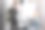 自信的商业教练在活动挂图上做演示。一个年轻的女人和一个男人正在办公室里谈论商业项目的时间表图片下载