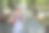 年轻的摄影师。男孩拿着数码相机拍照。图片下载