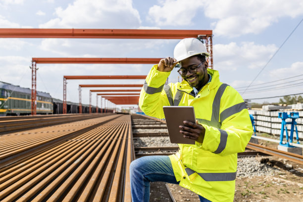 控制铁路工地的铁路建筑工程师。图片下载