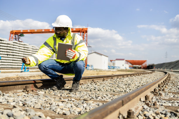 铁路工程师检查新高速列车轨道或钢轨的质量。图片下载