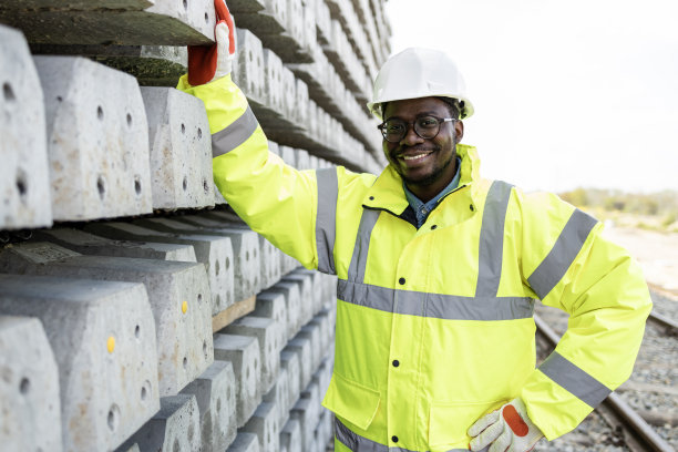 铁路建筑工人站在混凝土枕木旁的肖像。图片下载