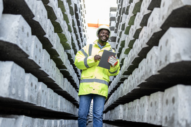 混凝土铁路枕木的储存。图片下载