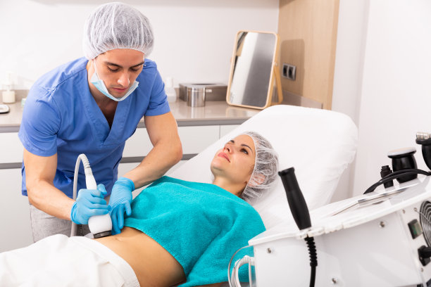 接受硬件身体治疗的妇女图片下载