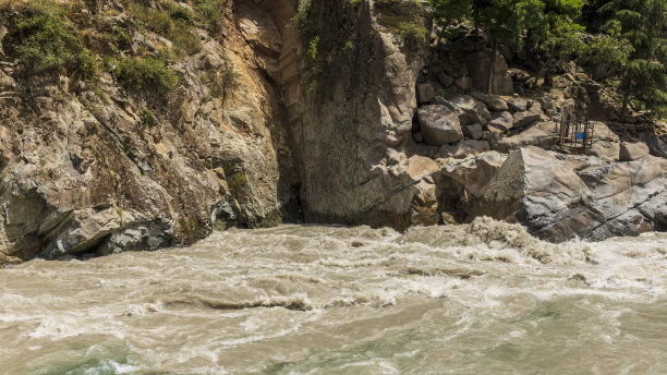 从浑浊的河水中流出的新鲜清澈的水图片下载