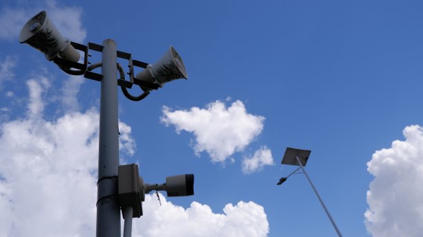 扩音器和路边监控摄像头图片下载