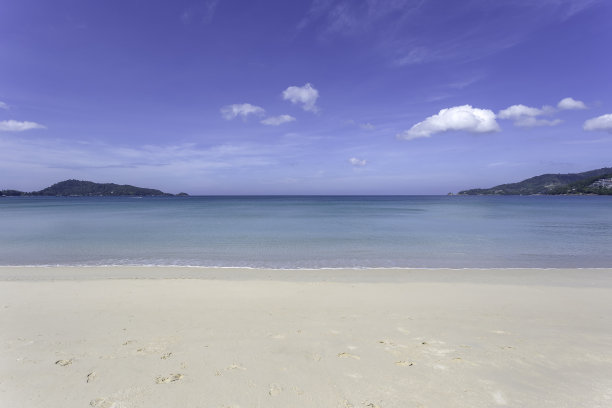 美丽的安达曼海和白色沙滩在巴东海滩，普吉岛，泰国。图片下载