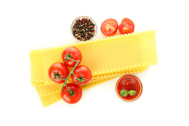 烹饪千层面的原料被隔离在白色背景上图片下载